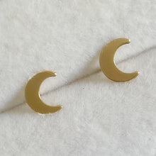 이미지를 갤러리 뷰어에 로드 , Crescent Moon Stud Earrings