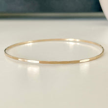 Load image into Gallery viewer, Hammered Wire Bangle